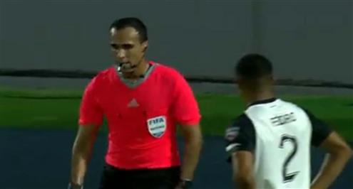 الحكم يحتسب ضربة جزاء للشرطة أمام السد بعد العودة إلى تقنية الفار