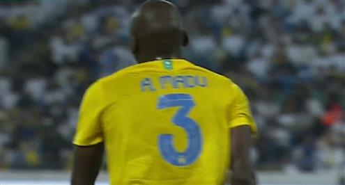 لاعب النصر يهدي الرجاء الهدف الأول