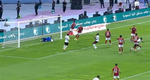 ضربة رأس من لاعب اتحاد العاصمة أمام الاهلي