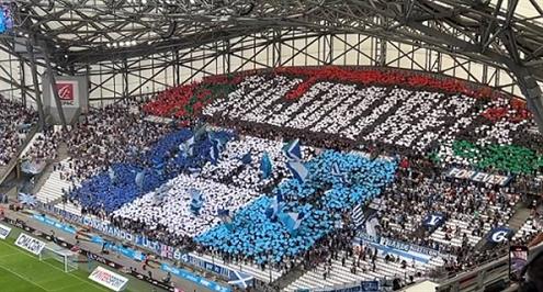 علم المغرب وليبيا .. تيفو جماهير مارسيليا قبل مواجهة تولوز في الدوري الفرنسي