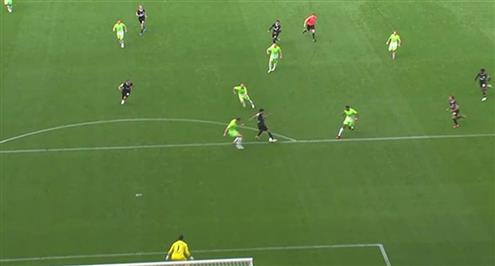 مهارة مرموش تمنح فرانكفورت فرصة أمام فولفسبورج