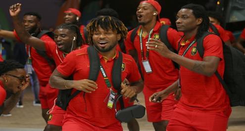 رقص لاعبي أنجولا لحظة الوصول إلى الملعب قبل مواجهة الجزائر