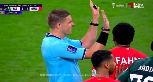 ألغى الهدف ثم احتسبه.. اثارة وجدل من حكم مباراة السعودية وعمان