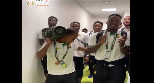 رقص وغناء لاعبي الكاميرون قبل مواجهة السنغال