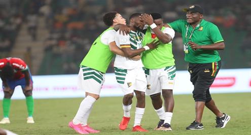 احتفال لاعبي الكاميرون بعد التأهل لدور الـ16 من أمم أفريقيا