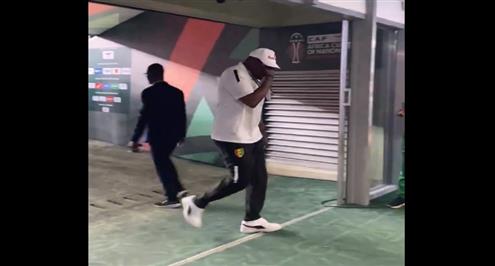 بكاء مدرب غينيا بعد التأهل التاريخي لربع نهائي أمم أفريقيا