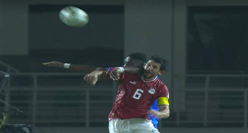 لحظة احتساب ركلة الجزاء لصالح منتخب مصر وتسجيل مصطفى محمد أمام الكونغو الديمقراطية