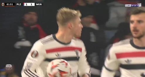 هدف مانشستر يونايتد الأول أمام فيكتوريا بلزن (هويلاند)