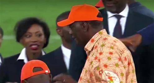 رئيس كوت ديفوار يحتفي مع اللاعبين بعد الفوز بكأس أفريقيا