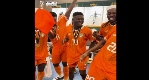 رقص لاعبي منتخب كوت ديفوار بعد التتويج بأمم أفريقيا