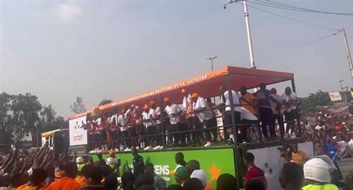 موكب الأفيال.. احتفال لاعبي كوت ديفوار مع الجماهير في شوارع أبيدجان