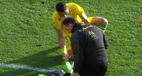 مصطفى محمد يقوم بتغيير الحذاء في مباراة لوريان