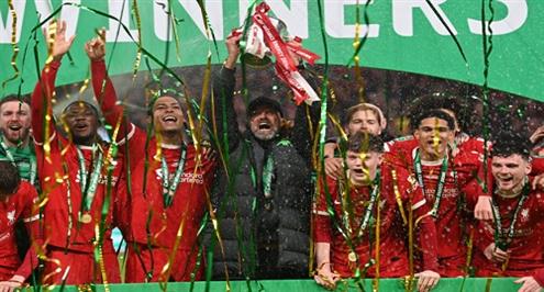 مراسم تتويج ليفربول بطلاً لكأس الرابطة الإنجليزية للمرة العاشرة في تاريخه