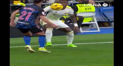 مهارة فينيسيوس أمام إشبيلية 