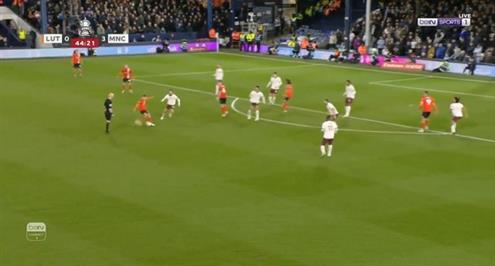 هدف لوتون الأول أمام مانشستر سيتي (كلارك)