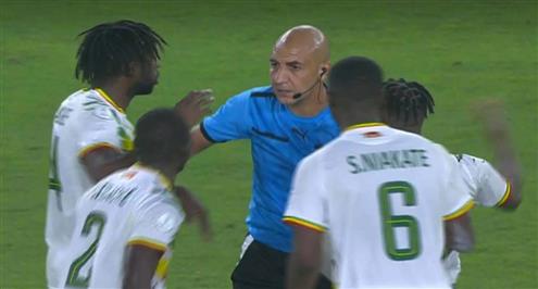 اشتباك لاعبي مالي مع محمد عادل بعد مباراة كوت ديفوار