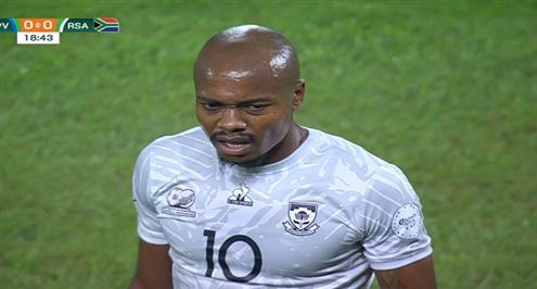 كاد أن يُطرد.. بيرسي تاو يعتدي على لاعب كاب فيردي