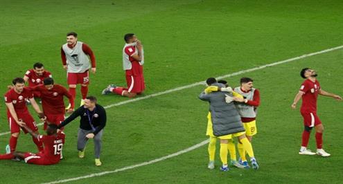 صافرة النهاية وفرحة لاعبي قطر بعد الفوز على إيران والتأهل إلى نهائي كأس آسيا 