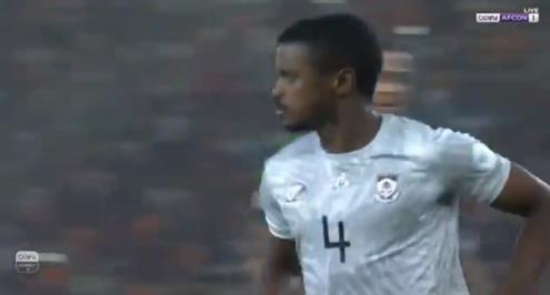 بيرسي تاو يتسبب في هدف جنوب أفريقيا الأول أمام نيجيريا 