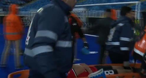نقل إمام عاشور إلى الإسعاف بعد إصابته أمام نيوزيلندا