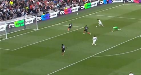 الكرة تعاند سون وترفض الدخول إلى مرمى لوتون تاون