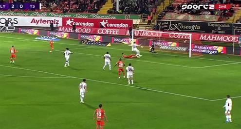 كوكا يصنع هدف ألانيا سبور الثالث أمام طرابزون