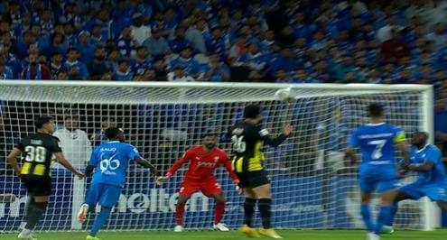 رأسية حجازي أمام الهلال