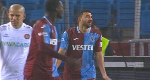 العارضة تمنع تريزيجيه من هدف في مباراة طرابزون وفاتح كاراجومروك