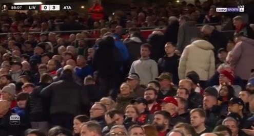 جماهير ليفربول تغادر المدرجات في مباراة أتالانتا بعد الهدف الثالث