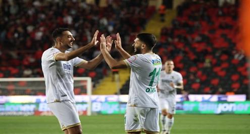 كوكا يسجل هدفين ويصنع الثالث في مباراة ألانيا سبور وغازي عنتاب