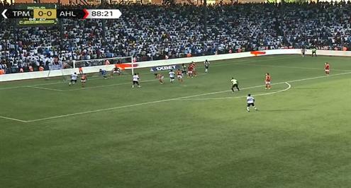 رأسية خطيرة لمازيمبي أمام الأهلي