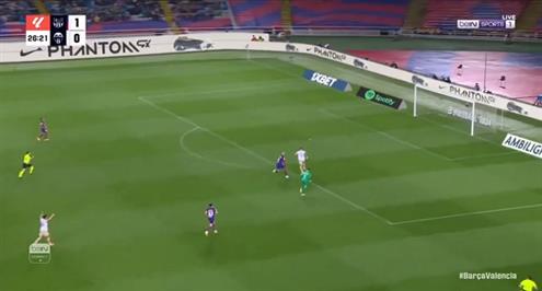 خطأ كارثي .. هدف فالنسيا الأول أمام برشلونة (دورو)