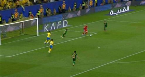 فرصة ضائعة من محمد شريف أمام النصر