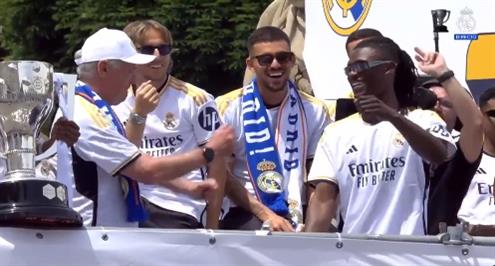 أنشيلوتي يرقص مع كامافينجا أمام الجماهير احتفالا بالدوري 