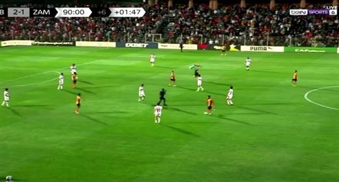 بعلم فلسطين.. مشجع يقتحم الملعب في مباراة نهضة بركان والزمالك