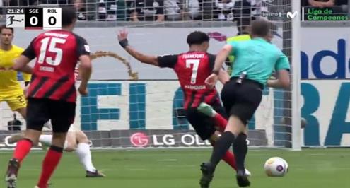 تسديدة خطيرة من مرموش أمام لايبزيج