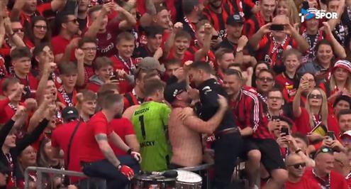 تشابي ألونسو يحتفل مع جماهير باير ليفركوزن في المدرجات