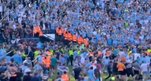 صافرة النهاية واحتفال جماهير السيتي مع اللاعبين بالتتويج بالدوري الإنجليزي