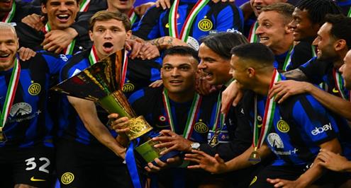 فرحة واحتفال لاعبي إنتر ميلان بعد التتويج بالدوري الإيطالي