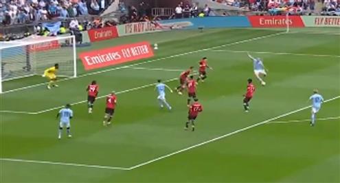 العارضة تحرم هالاند من هدف أمام مانشستر يونايتد