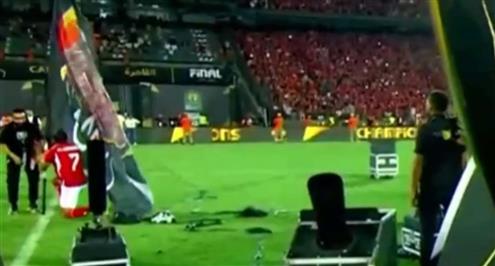 كهربا يقوم بوضع علم الأهلي في وسط الملعب