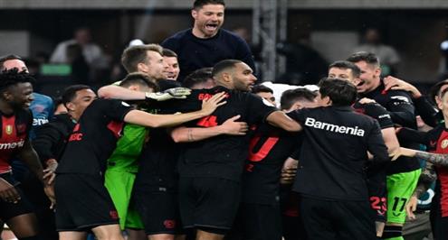 احتفال لاعبي باير ليفركوزن مع الجماهير بعد الفوز بكأس ألمانيا