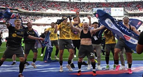 احتفال فريق ساوثامبتون بالعودة إلى الدوري الإنجليزي الممتاز