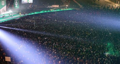 جماهير سبورتينج لشبونة تحتفل مع اللاعبين في الشوارع بلقب الدوري البرتغالي