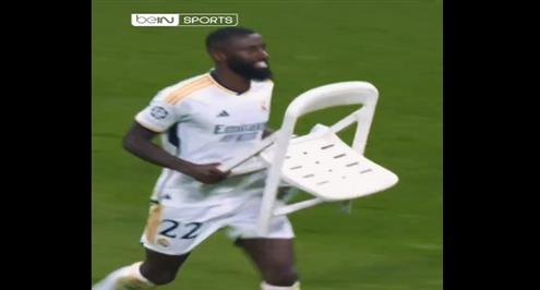 روديجير يحتفل بالكرسي بعد الفوز على بايرن ميونيخ والتأهل إلى نهائي دوري الأبطال