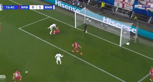العارضة تحرم هاري كين من هدف أمام صربيا