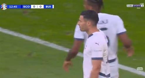 هدف ذاتي.. هدف اسكتلندا الأول أمام سويسرا (فابيان شار)