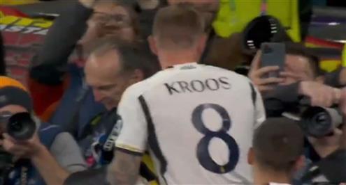 كروس يحتفل مع جمهور ريال مدريد محمولاً على الأعناق