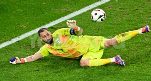 دوناروما يتصدى لهدف محقق من لاعب إسبانيا