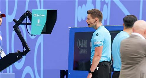 الحكم يحتسب ضربة جزاء لجورجيا أمام التشيك بعد العودة لتقنية الـ VAR